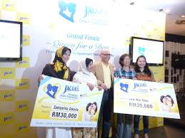 Grand Prize winners Low Wai Yean, 29 and Zamzarina Zakaria, 32, walked away with RM30,000 cash ... - P1010650