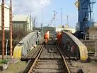 The yellow crane to the extreme right is a dockside travelling crane. - via Daymix