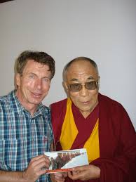 Rainer Lezius stellt S.H. Dalai Lama unser Hospital- und ...