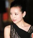 宋丹丹20年轻时酷似董洁. 董洁. 宋丹丹微博写道："演出结束，有观众拿本20多年前