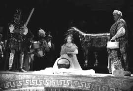Römische Oper im Theater auf dem Theater: Die Primadona (Rebecca Littig) wird umrahmt