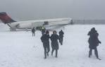 Plane landing at LaGuardia Airport skids off runway - NY Daily News