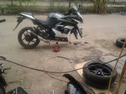 Cara angkat ban depan dan belakang Ninja 250 tanpa paddock | Smartfaiz