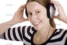 Junge Frau hört Musik mit Kopfhörern (Model: Friederike Dratwa)