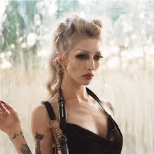 「ニーナ・ユージック」の画像検索結果