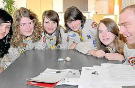 Vanessa Lubaton, Celina Kopp, Nadine Blümel, Doreen Rapp und Rebekka Berthold (von links) zusammen mit Stammesleiter Olaf Berthold.