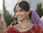 Simple, Elegance and Gorgeous Sonam Kapoor turns 28 today | PEN IS ... - 125590-sonam-kapoor-in-the-movie-thank-you