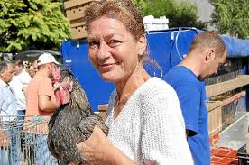 Als glückliche Besitzerin eines jungen Hahnes verließ am Sonntag die Königsfelderin Christina Nack den Taubenmarkt. Ihr Hahn ist geimpft und wird in den ...