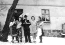 022-0509 Neujahr 1940 bei Heymuths im Hof. Im Bild Erich Grube ...