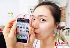 搞怪女孩秀iPhone 4S长触角可爱