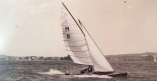 1934 beauftragte er den dortigen Bootsbauer Johann Ratz mit dem Bau einer 15qm Rennjolle. Nach dem damals modernen Riss von Carl Martens, wurde das Boot auf ...