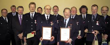 Zu den Gratulanten gehörten Kommandant Helmut Höcklin, stellvertretender Kreisbrandmeister Werner Schmid und Bürgermeister Gerd Schönbett (von links).