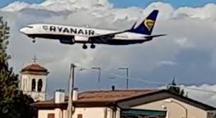 Image result for UFO Ryanair avvista un UFO nel volo Oslo - Bergamo ecco il video in anteprima!!