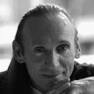 Gregory David Roberts è nato a Melbourne, in Australia, nel 1952. - images?q=tbn:ANd9GcSsK83e5q65ol4uNsifPr0ljVcRrCPNZJnZyvhv6-T1gXORpjSVRgZzhJ4