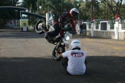 Ngabuburit dengan Atraksi Motor Ekstrem - Surya