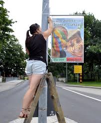 Ramona Gehring beim plakatieren. Mit Beginn der Leichtathletik-Senioren-Europameisterschaft in Zittau plakatierte die Vorsitzende des Tamara Bunke Vereins ...