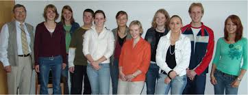 (v.l.n.r.): Schulleiter Wolfgang Reinert, Lena Elfering, Anne Elfering, Lars de Lippe, Nathalie Lüdiger, Sarah Rupprecht, DELF-Koordinatorin Frau Wilk, ...