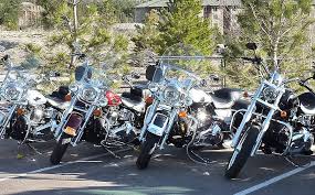 In Reih und Glied: Harley-Fuhrpark in Flagstaff. Günter Kykillus organisiert Reisen mit der Harley durch die USA. Foto: Seller