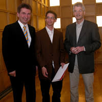 Auf dem Foto von links nach rechts: Innovationsminister Prof. Andreas Pinkwart, Preisträger Martin Bader und Prof. Dr. Robert Giegerich (Technische Fakultät ... - thumbnail?id=33514