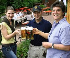 Prost: Im neuen Biergarten Unter der Linde beim Hotel Imbery in Hinterzarten (von links): Melanie Hättich, Stephan Sulzberger und Marlies Hättich Foto: ...
