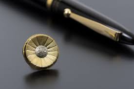 Image result for 弁護士バッジ