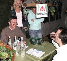 Schwofen, schunkeln und schlemmen war beim KTG-Herbstfest angesagt. KTG-Herbstfest 2005. KTG-Vorsitzender Harald Krause nahm die PrĆ¼fung zum Weinabitur ab ...