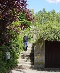 Galerist Roland Aphold am Eingang zu seinen vorherigen Galerieräumen, Storchenweg 3 in Allschwil, Schweiz am 24.6.2004 - Aphold