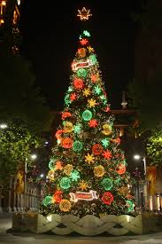 مجموعة صور لأجمل ـشجرة عيد الميلاد - صفحة 7 Images?q=tbn:ANd9GcT1_8Nv6XW3p7D2alD1d2qaIVj5xDZZlB8s_G3cHm7tmtqGThUuKQ