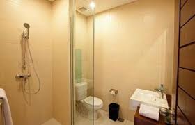 sanitasi yang terjaga di kamar mandi - Picture of Uma Sri Bali ...