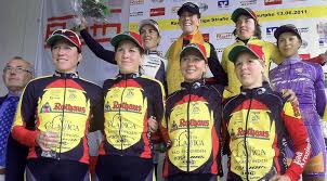 Das Frauenteam Rothaus Vita Classica, vorne von links: Steffi Meizer, Jasmin Rebmann, Elke Gehardt und Luisa Beck; oben, Zweite von links: Kathrin Hammes.