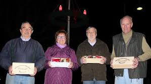 Jakob Houben, Renate Liphardt, Ewald Wagner und Hubert-Josef Ronkartz (v.l.) verteilen die Geschenke an die Foto: Georg Schmitz