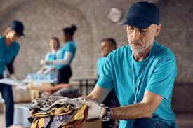 Image result for foto de fazendo caridade