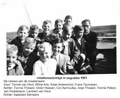 Bovenstaande foto is afkomstig van Frans Teunissen en is van een misdienaars-reisje in 1951 met kapelaan Sampers. De namen staan bij de foto - Misdienaarsreisje%201951--Frans%20Teunissen-namen