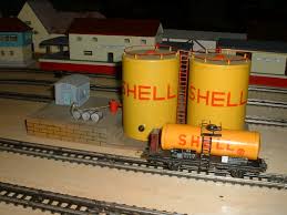 Beide Bahnhöfe wurden von Walter Diller für TRIX gebaut. Das Shell-Tanklager, von Walter Diller für TRIX EXPRESS mit stehenden und liegenden Tanks gebaut.