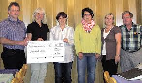 Anita Schöne, Vorsitzende der Gresgener Landfrauen, überreichte mit Ortsvorsteher Peter Eichin einen Scheck in Höhe von 585,30 Euro an Conny Roser ...
