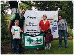Der VCD- Bundesvorsitzende Michael Gehrmann besucht die VCD-Kindergruppe „Grüne Spatzen“ mit ihren Betreuerinnen Inge Fries (li.) und Anja Nettsträter.