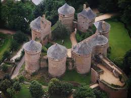 Découverte de ce matin :ce beau château ! Images?q=tbn:ANd9GcT8dQ83Uids4IQgvKkTBRJW5Eeh1DBcdbSwZCiIAms5z-C4tOxa