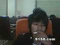 两个裸体男人坐在石头上？〈打一成语》