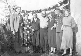 015-0072 Hochzeitgaeste der Familie Bartsch ca. 1940. Im Bild F ...