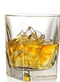 vaso de wiskey con hielo