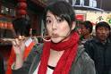 许嘉凌北京街头吃蝎子大赞味美像