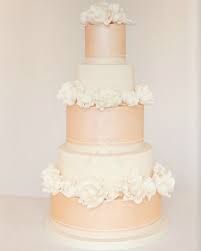 Rosalind Miller Kuchen von Reverie Magazine. Chic Wedding Cake mit essbaren Rosen. Kreative Hochzeitstorte Idee. http://reveriemag.com/the_magazine/ - cake-inspiration