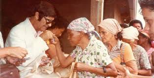 Image result for foto de fazendo caridade