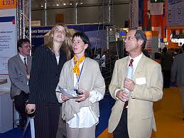 Uta Mummert (middle) invites Dr. Klaus-Jürgen Exner und Kathleen Böhme from the German Federal Ministry of Economics and Technology on a guided tour.