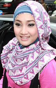 Tips Cara Memakai Hijab Segitiga Simple Nan Cantik