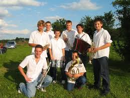 Mai 2004 von Peter Weiß, Stefan Lindner und Tobias Ramming. Kurz entschlossen wurden noch ein paar Musiker gesucht und die Patersberg-Combo war gegründet. - combo2004