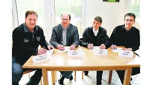 Leisteten ihre Unterschrift: (von links) die Vorsitzenden Peter Mostowski (Obenstrohe), Lüder Gutsche (Büppel), Dieter Achtig (Varel) und Guido Watermann ...