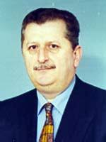 Babası Kemal Serdaroğlu da bir dönem bergama belediye başkanlığı ve aynı zamanda milletvekilliği yapmıştır.Devrim arabalarının yapımında rol oynamıştır. - 918