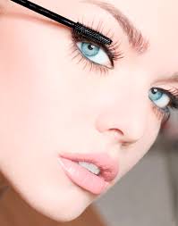 membersihkan sisa maskara dan eyeliner