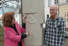 Auch Hildegard Regensburger gefällt das Denkmal, das Ferdinand ...
